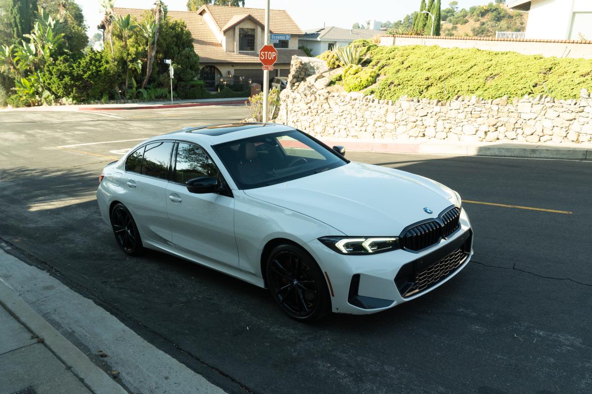 BMW 330i Thumbnail 