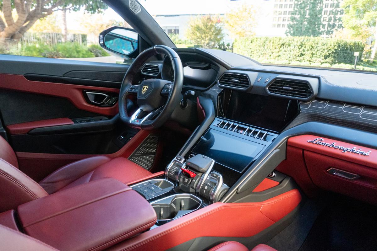 Lamborghini Urus Rental in Los Angeles Thumbnail 