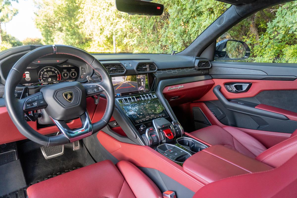 Lamborghini Urus Rental in Los Angeles Thumbnail 