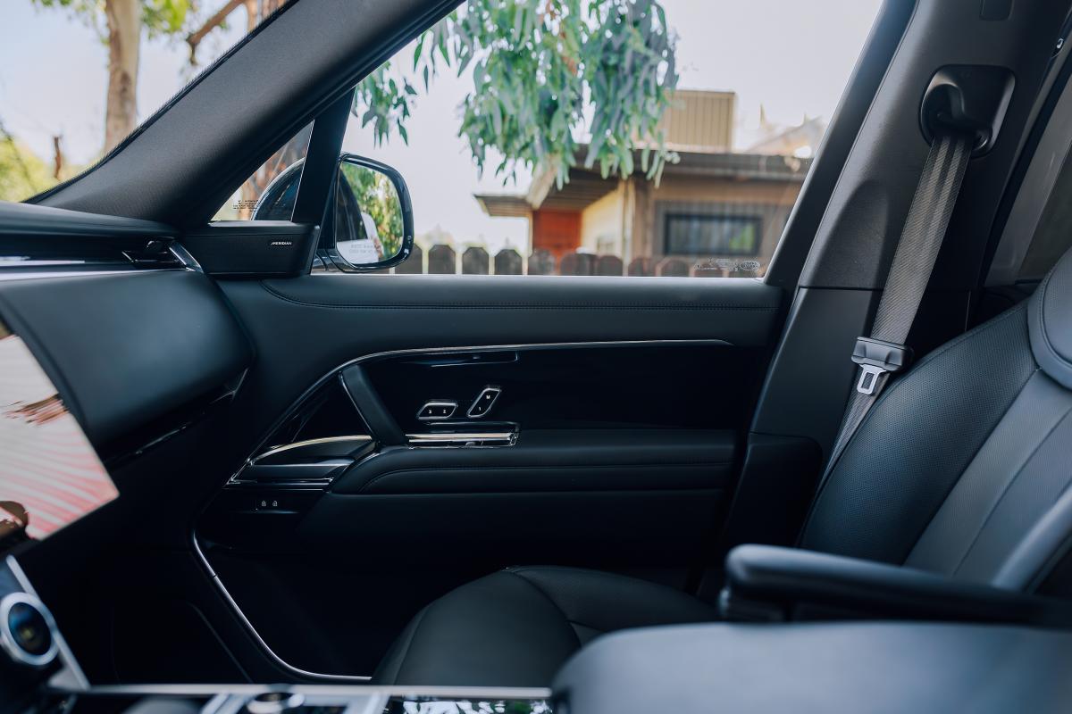 Land Rover Range Rover Se Rental in Los Angeles Thumbnail 